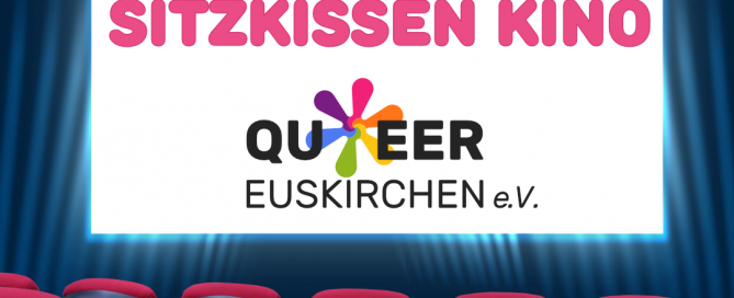 Ein Kinosaal mit roten Sitzkissen und einer Leinwand, die 'Sitzkissen Kino' zeigt.